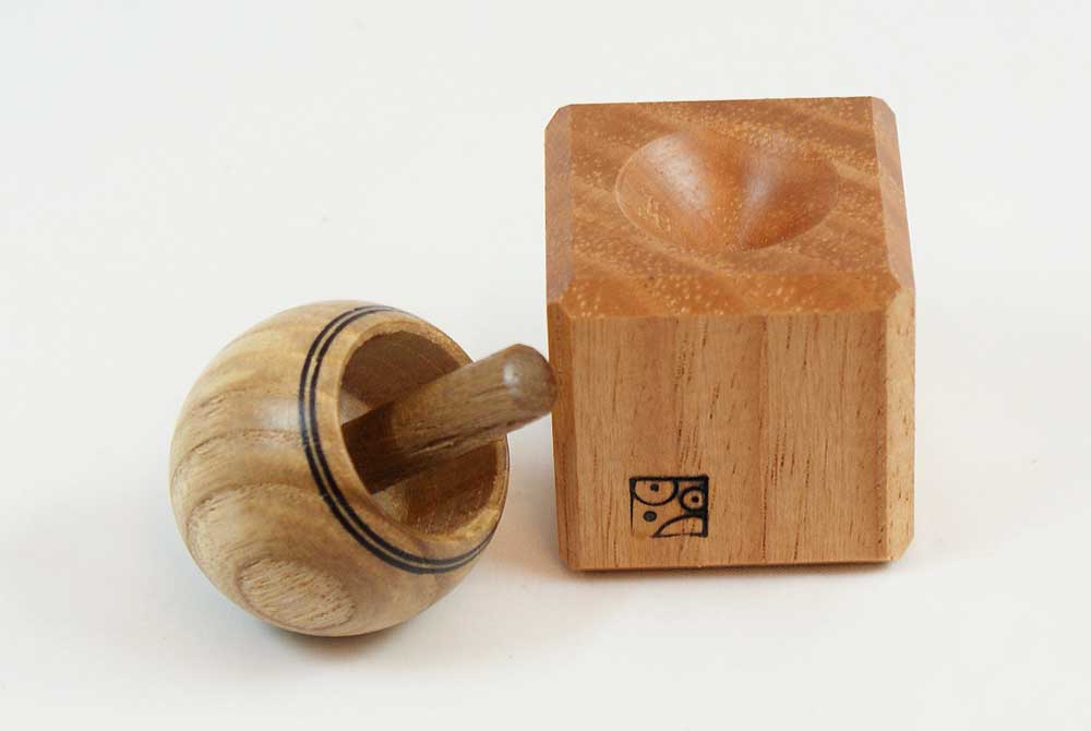 Aufstehkreisel mit Auflageständer Holz Wendekreisel Umdrehkreisel Aluminium